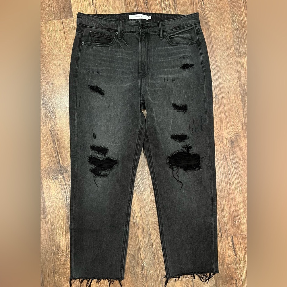 Hidden Black Distressed Jeans.